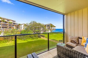 Property grounds - Topical ocean front 2-bedroom condo with AC in charming Koloa (Koloa)