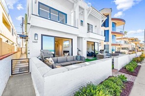 Property grounds - Entire Ground Beachfront Luxury Unit with Patio (San Diego)