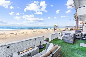 On the beach - Entire Ground Beachfront Luxury Unit with Patio (San Diego)