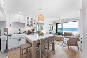 Interior - Luxury S Oceanfront Unit with Rooftop & Hot Tub + Sauna (San Diego)