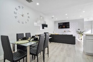 Dining - Massage Chair + Games + 8 min to Beach, DT & Airport (Miami)