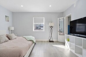 2 bedrooms, iron/ironing board, free WiFi, bed sheets - Massage Chair + Games + 8 min to Beach, DT & Airport (Miami)
