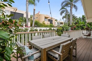 Outdoor dining - Neptune Hidden Gem Coastal (Encinitas)