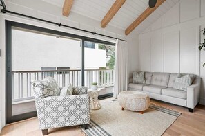 TV, offices - Neptune Hidden Gem Coastal (Encinitas)