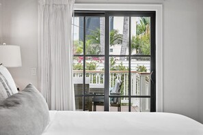 Tabla de planchar con plancha, wifi y ropa de cama 