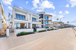 Exterior - N Oceanfront Masterpiece with Rooftop & Hot Tub + Sauna (San Diego)