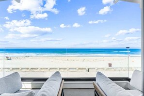 On the beach - N Oceanfront Masterpiece with Rooftop & Hot Tub + Sauna (San Diego)