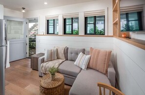 TV - Neptune Charm  Coastal (Encinitas)