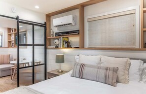 Tabla de planchar con plancha, wifi y ropa de cama 