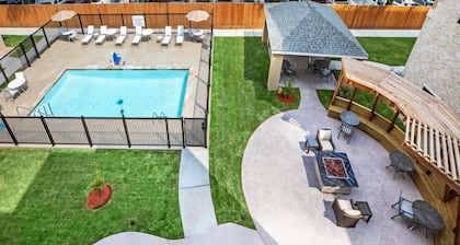 Suite w/ 2 Qn Beds Nr IAH Airport | Free Breakfast