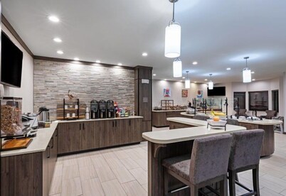 ADA Suite Near IAH | Free Shuttle & Breakfast