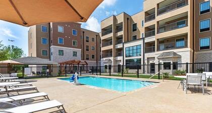 Spacious Suite w/ Roll-in Shower | Nr IAH Airport