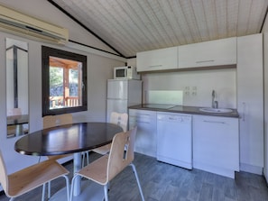 Kühlschrank, Mikrowelle, Herdplatte, Geschirrspüler