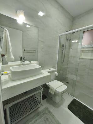 Regadera, toallas, papel de baño 