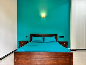 3 bedrooms, desk, iron/ironing board, free WiFi - 5 Mins to Galle Fort! Entire Villa Near Pinnaduwa Exit For Peaceful Family Stay (27V6+8V, Walahanduwa)