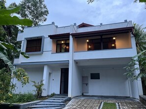 Exterior - 5 Mins to Galle Fort! Entire Villa Near Pinnaduwa Exit For Peaceful Family Stay (27V6+8V, Walahanduwa)