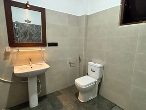Douche, bidet, serviettes fournies, savon