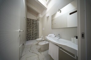 Deluxe Apartment | Bathroom