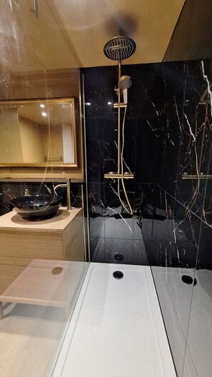 Shower, hair dryer, towels, soap - The Blu Bank House (Liverpool)