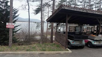 Eine rustikale Holzhütte mit Vordach, einem Wagen und einem Schild, das ein Parkverbot anzeigt.