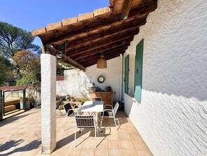 Outdoor dining - Mazet Suzie, 2 bedrooms, swimming-pool & parking (Nîmes)