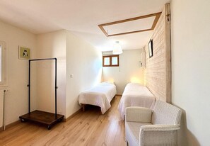 Desk, iron/ironing board, Internet, bed sheets - Mazet Suzie, 2 bedrooms, swimming-pool & parking (Nîmes)