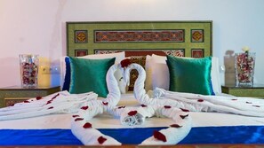 Chambre triple supérieure, vue sur la cour intérieure | Draps en coton égyptien, literie de qualité, coffre-fort, bureau