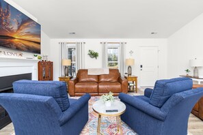 Smart TV, fireplace, books - Golf, Covered porch, Quiet Neighborhood, Fireplace, Firepit, Game room (Bracey)