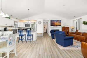 Smart TV, fireplace, books - Golf, Covered porch, Quiet Neighborhood, Fireplace, Firepit, Game room (Bracey)