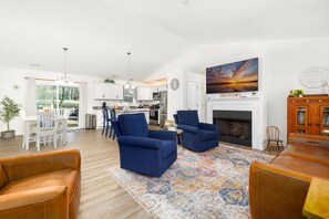 Smart TV, fireplace, books - Golf, Covered porch, Quiet Neighborhood, Fireplace, Firepit, Game room (Bracey)