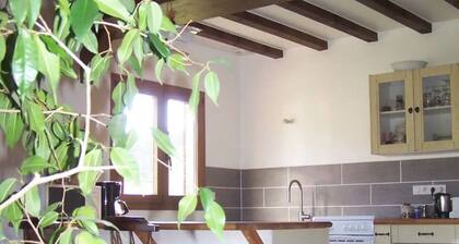 Maison en bois avec salle de cinéma à la campagne