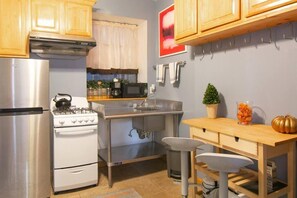 Comfort Apartment, City View | Private kitchen