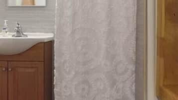 Apartamento conforto, vista para a cidade | Banheiro | Produtos de toalete grátis, secador de cabelo, toalhas de banho