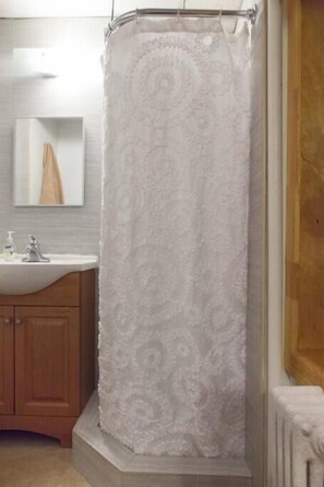 Comfort Apartment, City View | Bathroom | Free toiletries, hair dryer, towels, soap - 2 Bedroom Apartment with 3 Beds and Kitchen (New York)