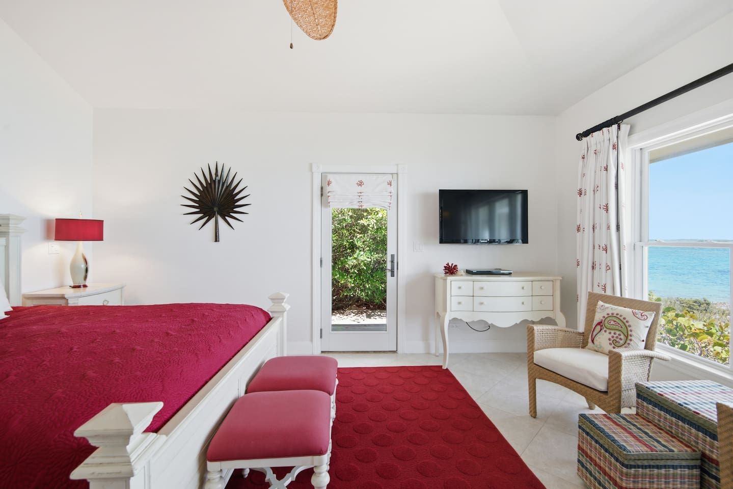 4 bedrooms, iron/ironing board, WiFi (free), bed sheets