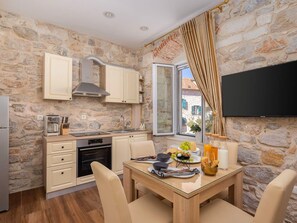 Apartment | Dining - Modern Comfort in Heart of Split (Split)