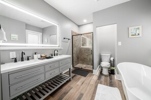 Shower, hair dryer, towels, soap - Sleeps 10 Near OSU & Short North Spacious Modern Home Columbus (Columbus)