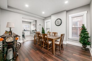 Dining - Sleeps 10 Near OSU & Short North Spacious Modern Home Columbus (Columbus)