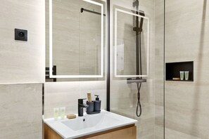 Shower, hair dryer, towels - TheBlueStay 262 - Stunning A/C Apartment (Paris)
