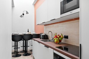 Geladeira, micro-ondas, fogão, lava-louças