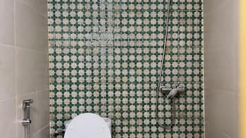 Standard-Doppelzimmer, Blick auf den Innenhof | Badezimmer