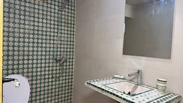 Standard Double Room, Courtyard View | Bathroom