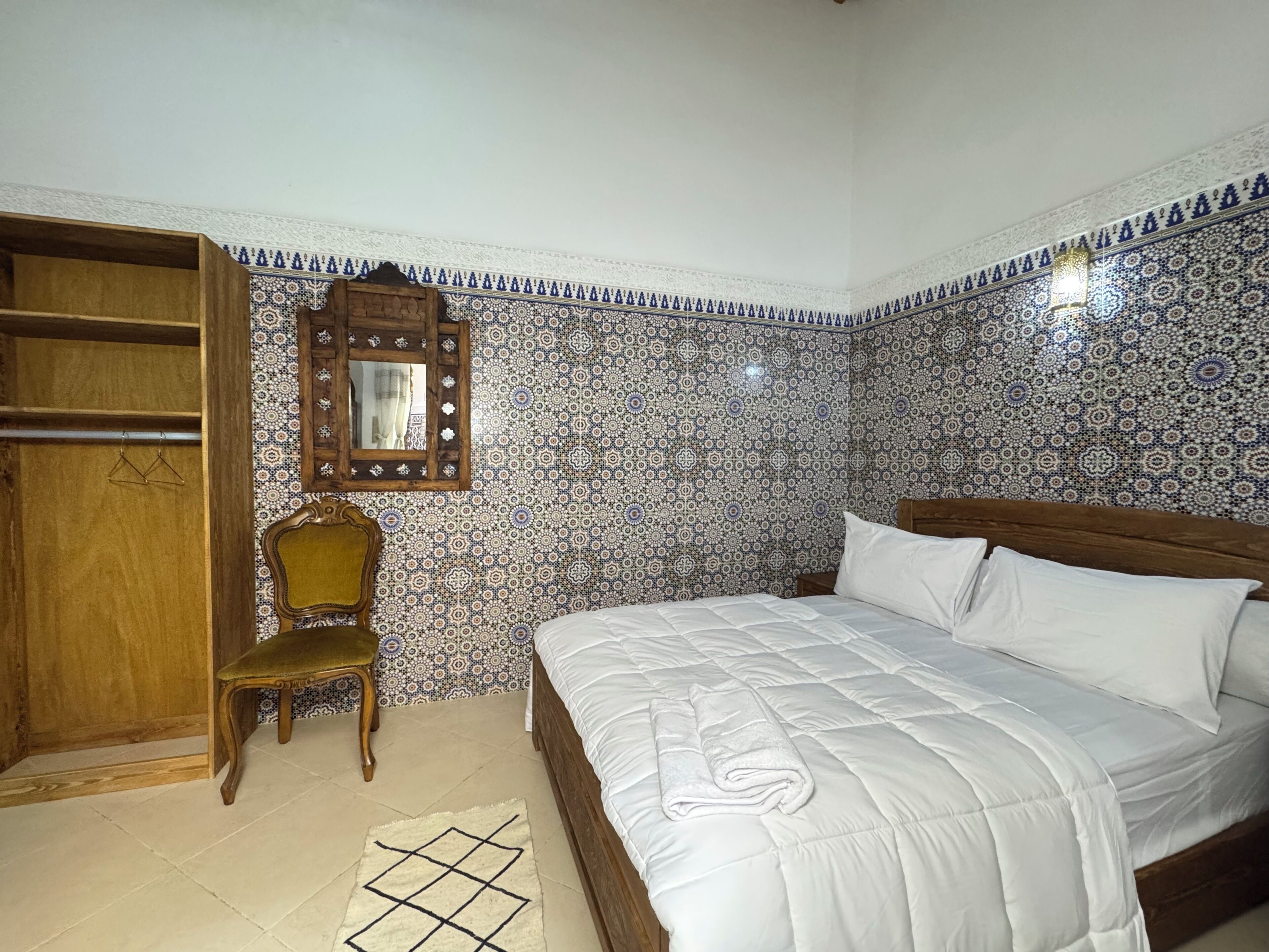 Chambre triple classique, vue sur la cour intérieure | Accès au Wi-Fi (inclus), literie fournie