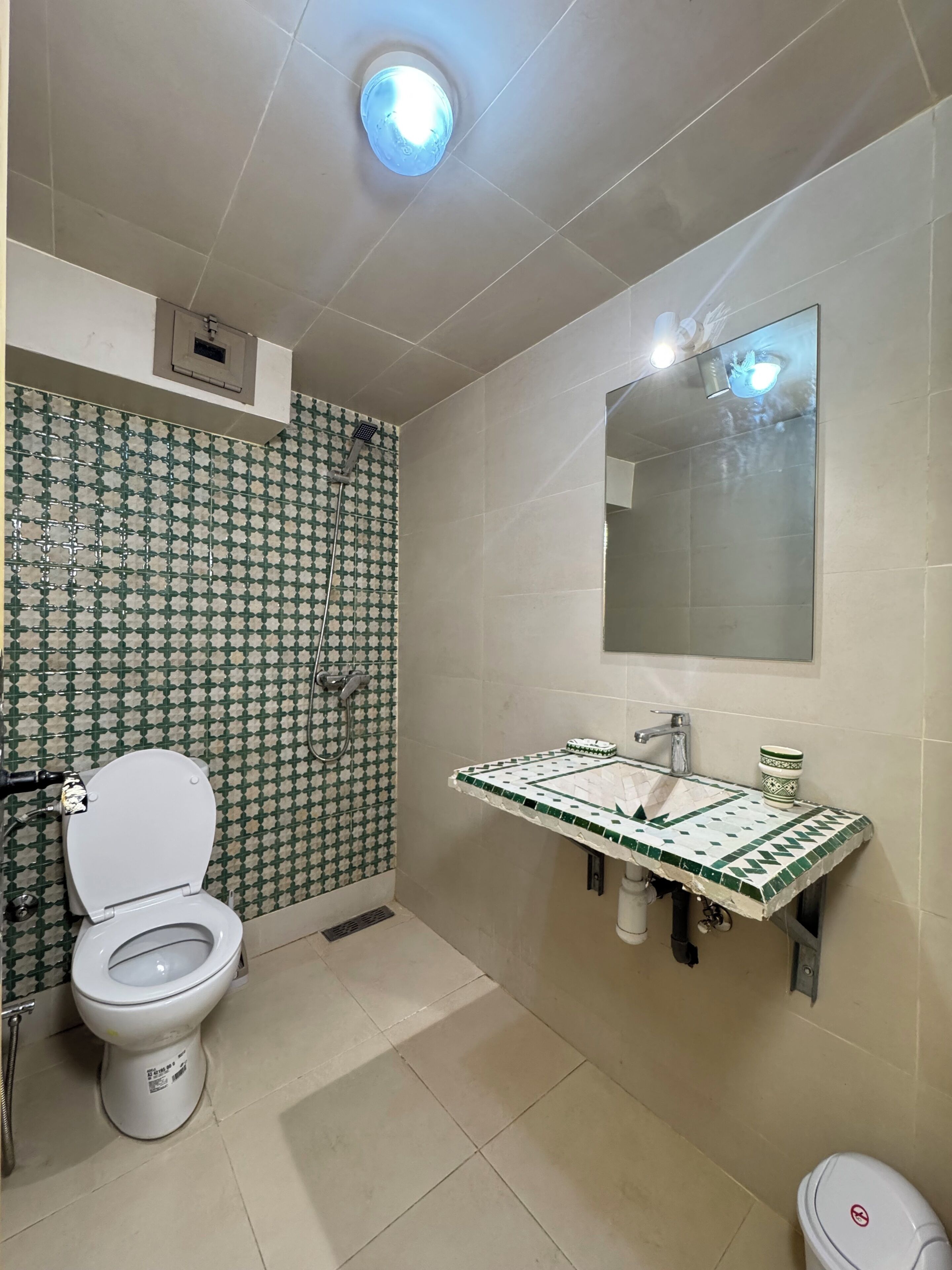 Chambre Double Standard, vue cour intérieure | Salle de bain