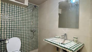 Chambre Double Standard, vue cour intérieure | Salle de bain