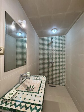 Comfort Double Room | Bathroom | Shower, hair dryer, towels, soap - Riad AYA (Rabat)