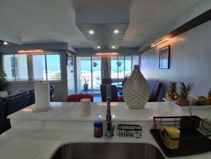 Interior - NEWLY RENOVATED, Tranquil oceanview gated community. Close to Beach and Airport (Río Grande)