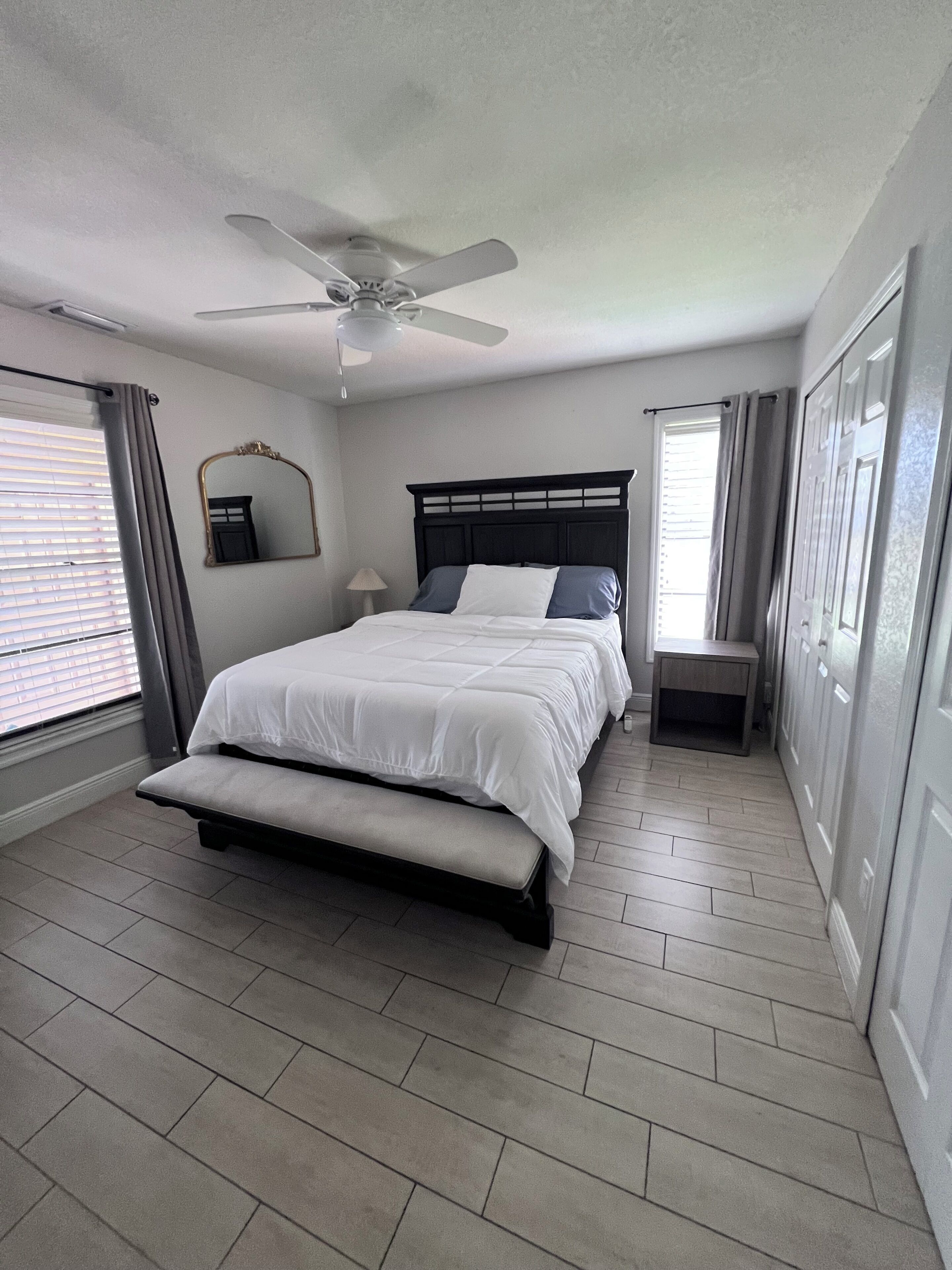 3 habitaciones, tabla de planchar con plancha, wifi y ropa de cama 