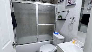 Secadora de cabello, toallas, papel de baño