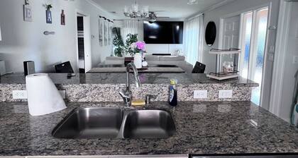 Fabulous 3-bedroom villa with AC in sunny Tampa